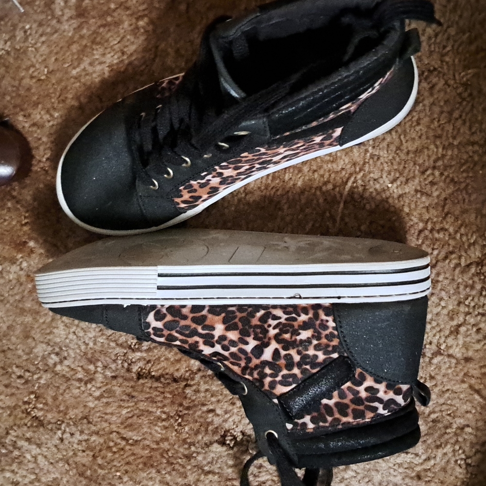 High top sneaker